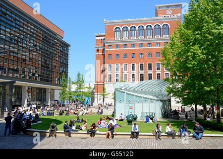 Les gens se détendre dans le soleil d'été à Central Square à Brindleyplace, Birmingham, Angleterre, Royaume-Uni, Europe de l'Ouest. Banque D'Images