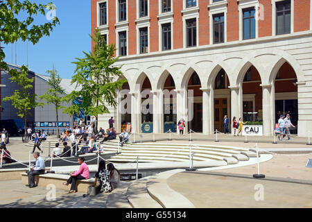 Les gens se détendre dans le soleil d'été à Central Square à Brindleyplace, Birmingham, Angleterre, Royaume-Uni, Europe de l'Ouest. Banque D'Images