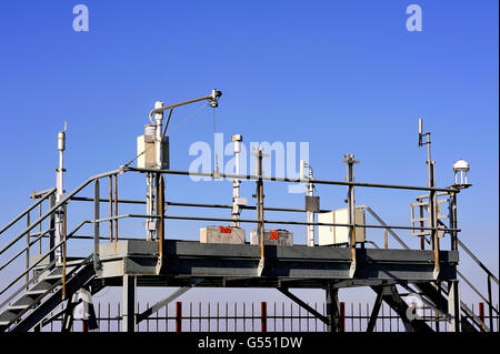 Instruments de mesure météorologique installé au sommet du mont Aigual, l'un des centres les plus importants en France météo. Banque D'Images