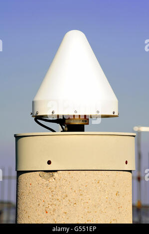 Instruments de mesure météorologique installé au sommet du mont Aigual, l'un des centres les plus importants en France météo. Banque D'Images