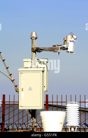 Instruments de mesure météorologique installé au sommet du mont Aigual, l'un des centres les plus importants en France météo. Banque D'Images