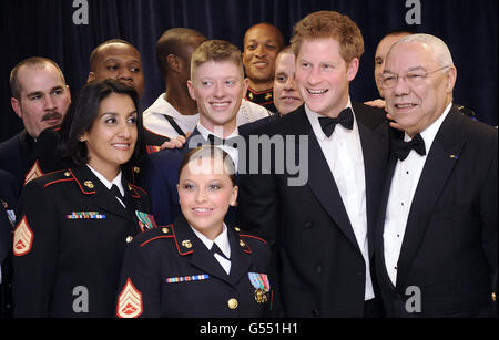 Le prince Harry et l'ancien secrétaire d'État Colin Powell posent des coulisses avec les membres des forces armées lors du dîner annuel de remise des prix du Conseil de l'Atlantique à l'hôtel Ritz Carlton de Washington, DC .photo par Olivier Banque D'Images