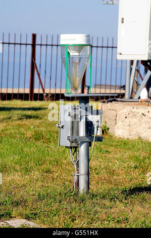 Instruments de mesure météorologique installé au sommet du mont Aigual, l'un des centres les plus importants en France météo. Banque D'Images