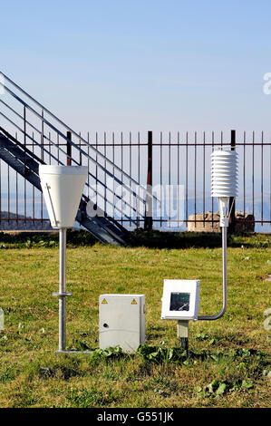 Instruments de mesure météorologique installé au sommet du mont Aigual, l'un des centres les plus importants en France météo. Banque D'Images