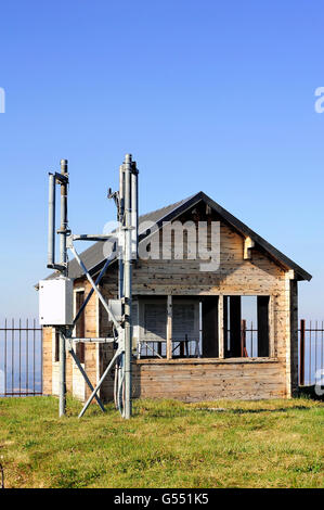 Instruments de mesure météorologique installé au sommet du mont Aigual, l'un des centres les plus importants en France météo. Banque D'Images