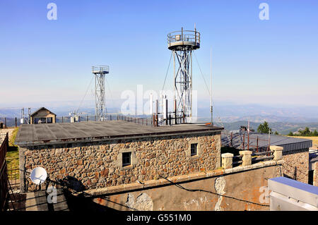 Instruments de mesure météorologique installé au sommet du mont Aigual, l'un des centres les plus importants en France météo. Banque D'Images