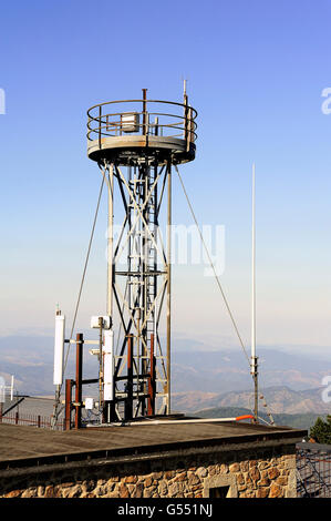 Instruments de mesure météorologique installé au sommet du mont Aigual, l'un des centres les plus importants en France météo. Banque D'Images