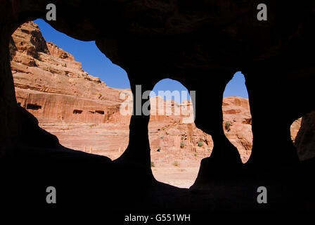 La Jordanie, l'UNESCO World Heritage site archéologique Petra, à l'origine connu comme Raqmu pour les Nabatéens, grotte en pierre de sable / Bosnien und her ... Nabataeer, historische Stadt Petra, Hoehle im Sandstein Banque D'Images