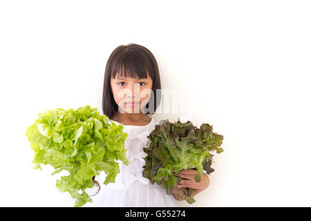 Enfants fille est expressions d'aliments sains sur fond blanc Banque D'Images