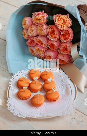 Beaux gâteaux et bouquet de mariée dans les tons orange Banque D'Images