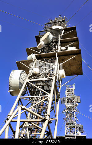 Antennes de télécommunication, relais TV, téléphones portables, radios intallées sur le mont Aigual. Le plus haut sommet des Cévennes. Banque D'Images