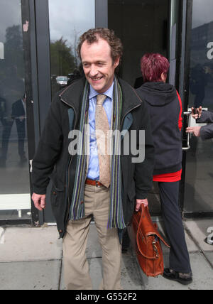 Joe Little, membre du conseil d'administration de RTE, après une rencontre avec le ministre des Communications, Pat Rabbitte, à Dublin. Banque D'Images