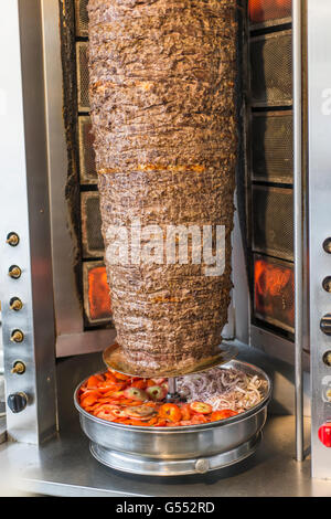 Shawarma spit avec oignons et tranches de tomates Banque D'Images