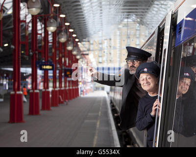 Richard Preddy (à gauche) et Tony Robinson à Marylebone Station, Londres, afin de lancer un nouveau projet à partir de la chaîne de télévision humoristique GOLD et Chiltern chemins de fer, où une série de triners à tête unique doivent remplacer les annonces standard de train Chiltern. Banque D'Images