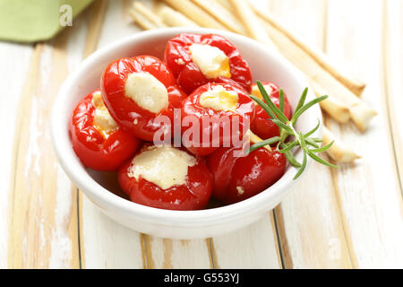 Antipasti apéritif poivrons farcis au fromage doux Banque D'Images