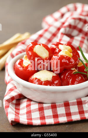 Antipasti apéritif poivrons farcis au fromage doux Banque D'Images