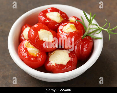 Antipasti apéritif poivrons farcis au fromage doux Banque D'Images