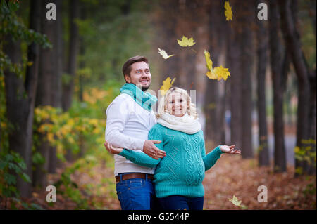 Mari et femme enceinte sont à pied dans le parc en automne Banque D'Images