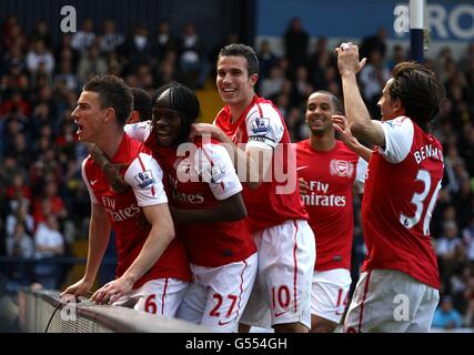 Football - Barclays Premier League - West Bromwich Albion / Arsenal - The Hawthorns.Laurent Koscielny (à l'extrême gauche) d'Arsenal célèbre le troisième but du match de son côté avec ses coéquipiers Banque D'Images