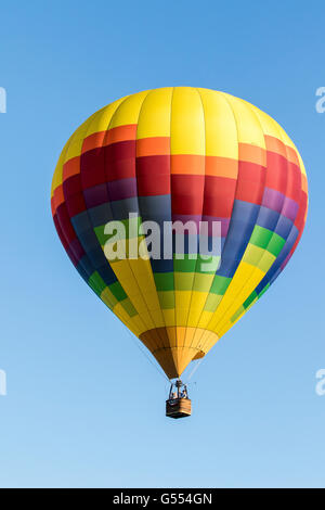 Hot Air Balloon au cours de Quechee montgolfières festival avec les gens dans le panier. Banque D'Images