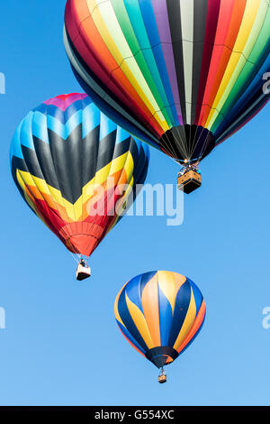 Hot Air Balloon au cours de Quechee montgolfières festival avec les gens dans le panier. Banque D'Images