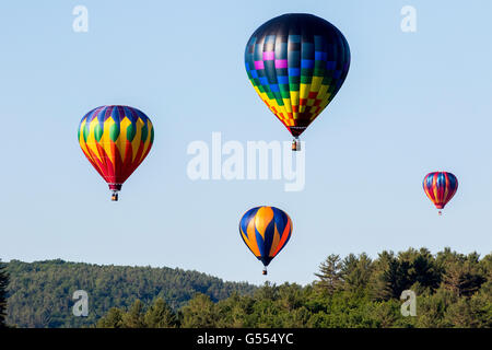 Hot Air Balloon au cours de Quechee montgolfières festival avec les gens dans le panier. Banque D'Images