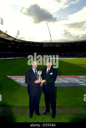 Sir Geoff Hurst (à gauche) et Martin Peters, avec une réplique de la coupe du monde de 1966, alors que le soleil se met à dire adieu à Wembley, à la veille du match final à y jouer, Ce qui se trouve être un affrontement Angleterre / Allemagne répétant la fixation de la coupe du monde 1966. * finale dans laquelle les deux ont joué un rôle clé dans la victoire infâme de l'Angleterre. Banque D'Images