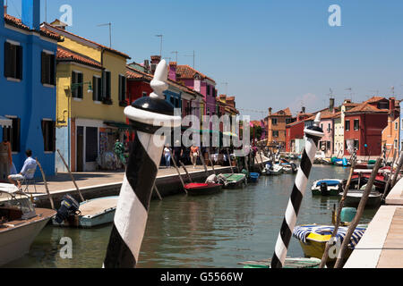 Le Rio della Giudecca, Burano : Fondamenta della Giudecca, avec des maisons aux couleurs vives, de passants et de nombreux bateaux amarrés Banque D'Images