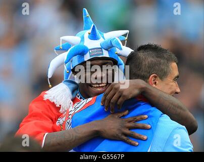 Football - Barclays Premier League - Manchester City / Queens Park Rangers - Etihad Stadium.Mario Balotelli de Manchester City célèbre après le match Banque D'Images