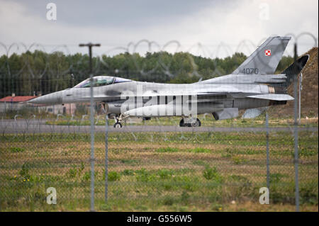 Lask, Pologne. 26 Septembre, 2015. Chasseur à réaction F16 de l'Armée de l'Air polonaise ©Marcin Rozpedowski/Alamy Stock Photo Banque D'Images