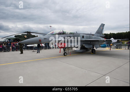 Lask, Pologne. 26 Septembre, 2015. Chasseur à réaction F16 de l'Armée de l'Air polonaise ©Marcin Rozpedowski/Alamy Stock Photo Banque D'Images