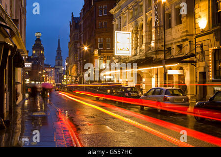 Londres, Angleterre, saint Martin's Lane, au crépuscule, Noel Coward Theatre, Duke of York's Theatre, Coliseum, St Martin-in-the-Fields Banque D'Images