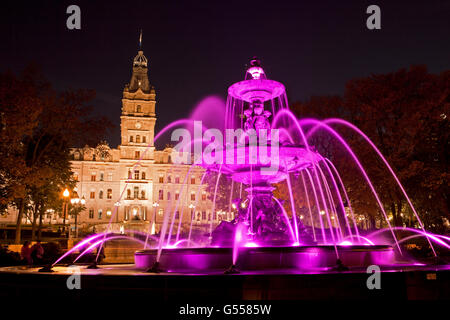 Bâtiment du Parlement, Hôtel du Parlement, et la fontaine, la ville de Québec, Québec, Canada, nuit Banque D'Images