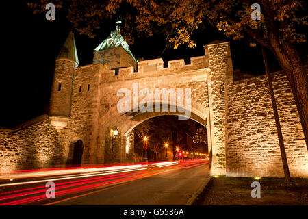 Gate ('porte St-Louis') dans le vieux mur de la ville, au-delà de la Grande Allée, à Québec, Québec, Canada, nuit Banque D'Images