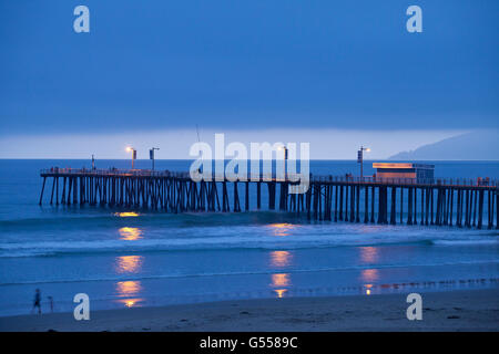 Quai public, Pismo Beach, San Luis Obispo County, CA, USA, dusk Banque D'Images