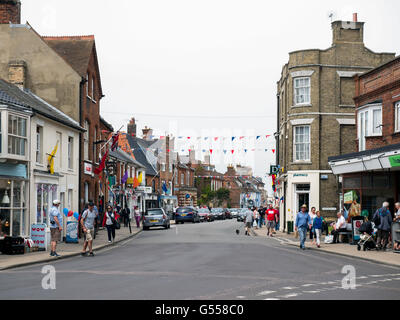 Les gens qui marchent autour du centre-ville de Southwold Banque D'Images