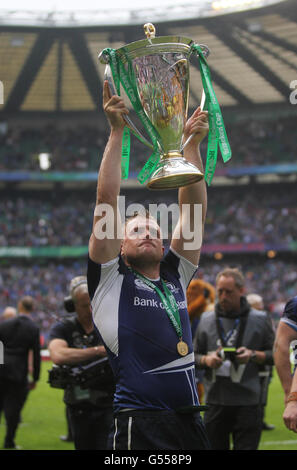 Jamie Heaslip de Leinster célèbre avec le trophée suivant leur victoire lors de la finale de la coupe Heinken à Twickenham, Londres. Banque D'Images