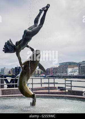 David Wayne Sculpture fille avec le dauphin à côté de Tower Bridge à Londres Banque D'Images