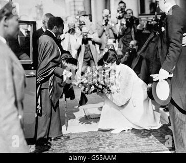 L'empereur d'Abyssinie (Ethiopie), Haile Selassie, est présenté avec un bouquet de fleurs lors d'une visite en Grande-Bretagne. En octobre 1935, les troupes italiennes envahissent son pays, après quoi Mussolini déclare le roi d'Italie empereur d'Abyssinie. Banque D'Images