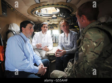 Le chef du travail Ed Miliband (au centre) est assis à l'intérieur d'un véhicule blindé du Mâtin avec son secrétaire aux Affaires étrangères fantôme Douglas Alexander (à gauche) et le sectaire de défense fantôme Jim Murphy (à droite), dans une base de patrouille de Nahr-E-Raj, dans la province de Helmand, au cours d'une visite de deux jours en Afghanistan. Banque D'Images