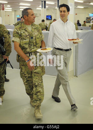 Le leader travailliste Ed Miliband avec des soldats britanniques pendant le petit déjeuner au Camp Bastion dans la province de Helmand lors de sa visite de deux jours en Afghanistan. Banque D'Images