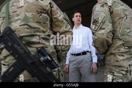 Le chef du travail Ed Miliband rencontre aujourd'hui des soldats britanniques au Camp Bastion en Afghanistan après avoir visité une base de patrouille à Nahr-E-Raj et à la capitale de l'État de la province Helmand, Lashkar Gah. Banque D'Images