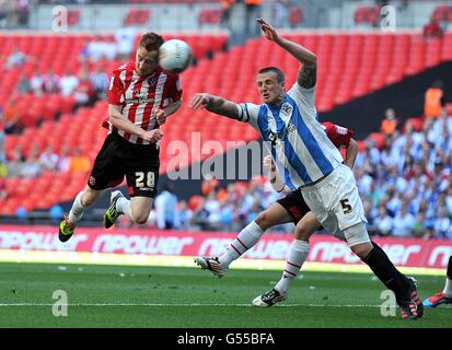 Football - npower football League One - finale Playoff - Huddersfield Town / Sheffield United - Wembley Stadium.Stephen Quinn (à gauche) de Sheffield United et Peter Clarke (à droite) de Huddersfield Town en action Banque D'Images