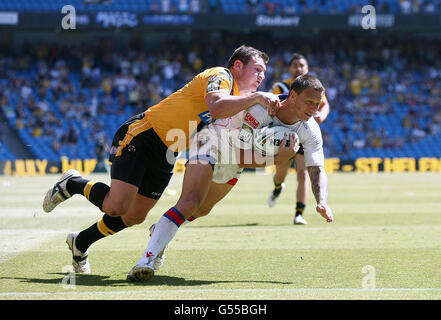 Tim Smith de Wakefield Wildcats marque un essai contre les Tigers Castleford lors de la Super League Stobart, match du week-end magique au Etihad Stadium, Manchester. Banque D'Images