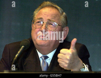 Sir Eddie George, gouverneur de la Banque d'Angleterre, s'adresse à la Conférence nationale de la CBI au Centre international de conférences de Birmingham.* 28/02/02 Sir Edward George, le gouverneur de la Banque d'Angleterre, qui a prédit qu'une amélioration progressive attendue de l'économie américaine aura un impact positif à travers le monde.Il a déclaré aux députés du Comité spécial du Trésor qu'il était d'accord avec les commentaires du président de la Réserve fédérale Alan Greenspan sur la fin de la récession aux États-Unis, qui a eu un impact dans ce pays.4/3/02: George a fait des remarques le mois dernier qui ont été vues à l'étouffer Banque D'Images