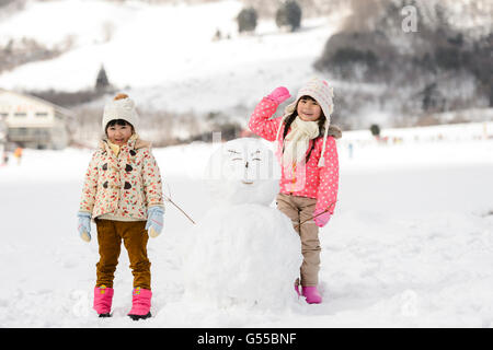Les enfants jouant dans la neige Banque D'Images