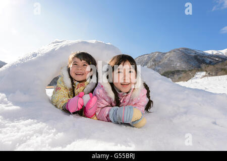 Les enfants jouant dans la neige Banque D'Images