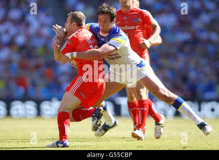 Le Trent Waterhouse de Warrington Wolves s'attaque aux aides Cameron de Widnes Vikings (à gauche) lors de la Stobart Super League, match du week-end magique au Etihad Stadium, Manchester. Banque D'Images