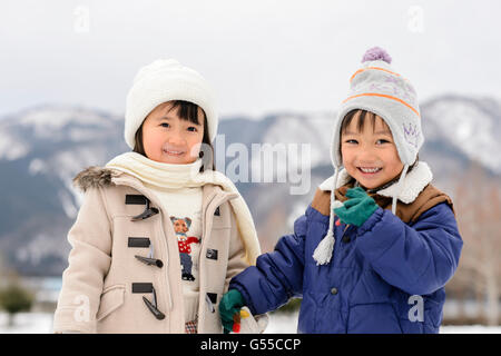 Les enfants jouant dans la neige Banque D'Images