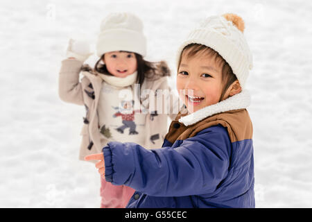 Les enfants jouant dans la neige Banque D'Images